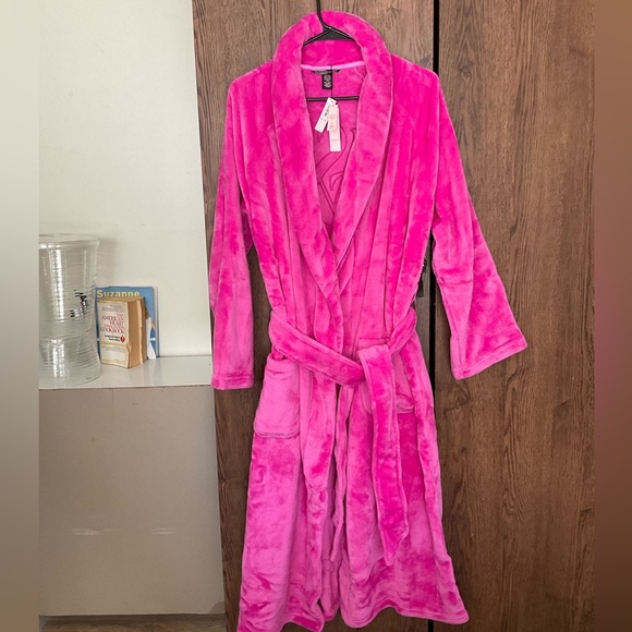 NWT Victoria’s Secret Plush pink robe with VS logo on back size xs/s - Picture 3 of 6